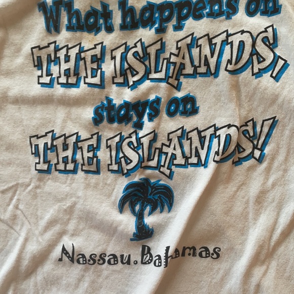 What happens on the island stays on the island‘s T-shirt NWT Medium 100% cotton - Picture 2 of 3